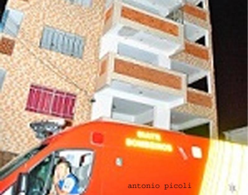 Homem tenta jogar a mulher do 4º andar em Santo Antônio Platina