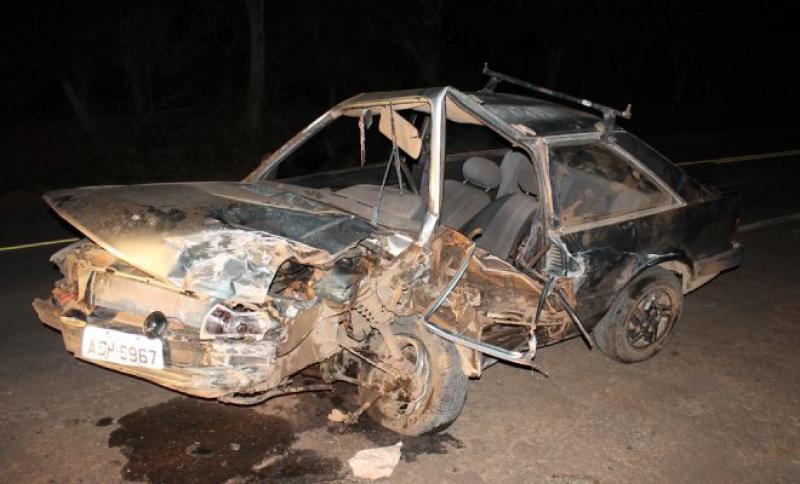 Acidente envolve dois carros e um caminhão em Carlópolis