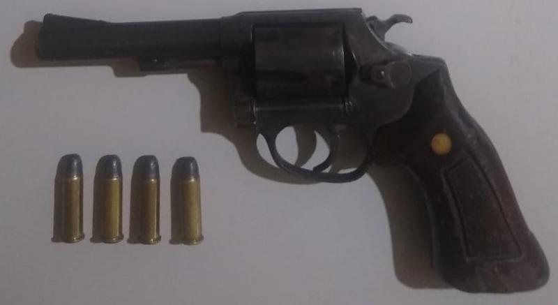 Homem é preso após engatilhar revólver na cabeça de parente em Jacarezinho