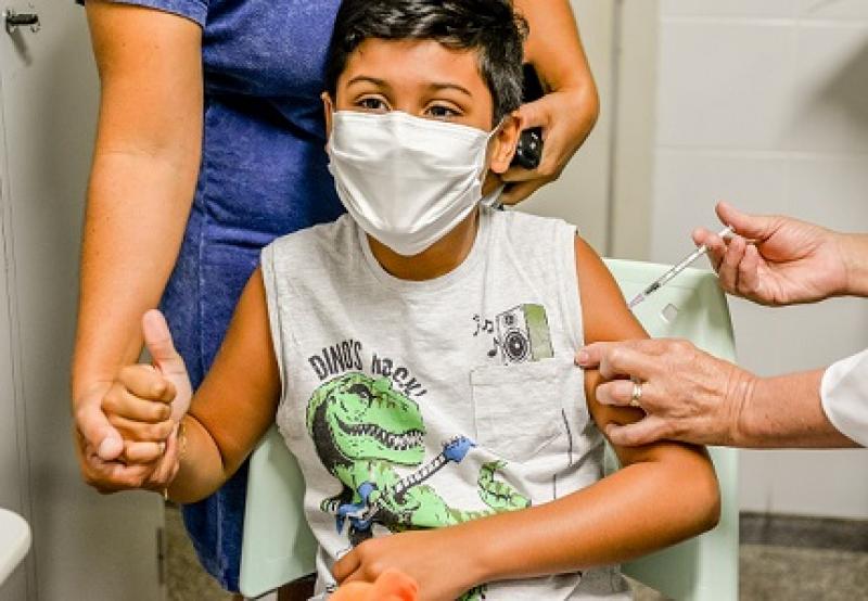 Em um mês, Paraná vacina 40% das crianças contra a Covid-19