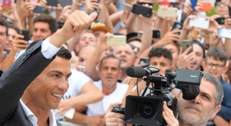 Cristiano Ronaldo chega Ã Juventus e torcida recebe o craque com festa