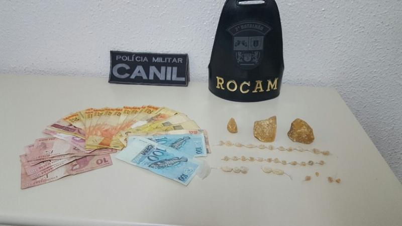 Com o apoio da equipe CANIL do 2º BPM policiais da Rocam apreende menor por tráfico de drogas