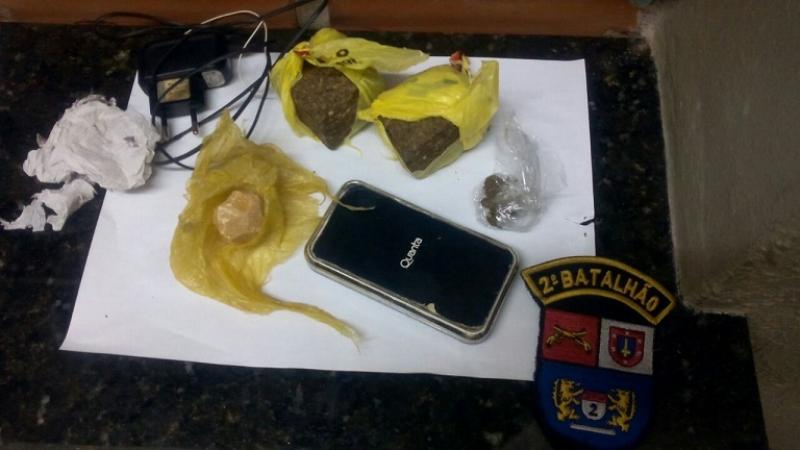 Polícia Militar prende mulher por tráfico de drogas em Jacarezinho