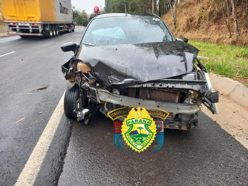 Acidente de Trânsito na PR 092: veículo colide com mureta de concreto