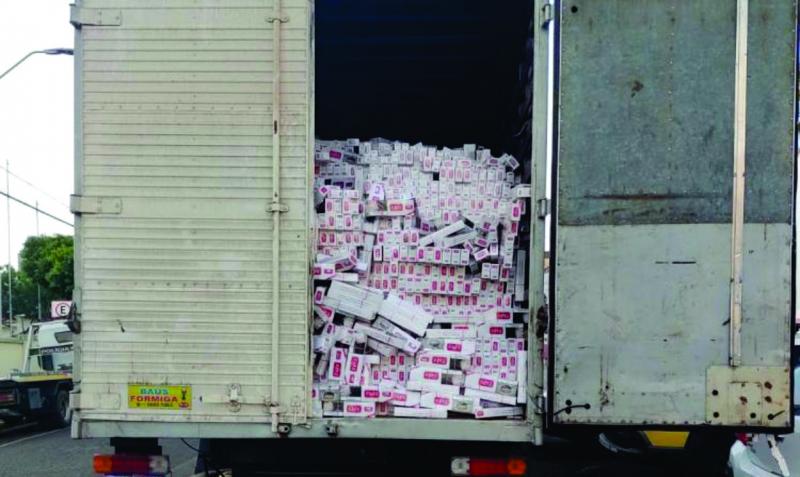 PM apreende caminhão carregado com cigarros do Paraguai
