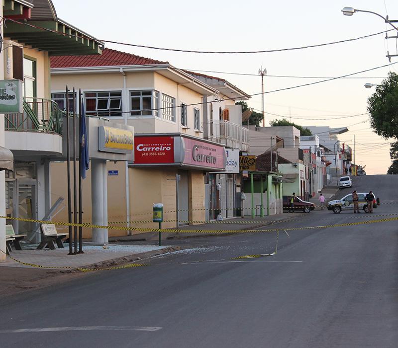 Bandidos explodem Banco do Brasil de Carlópolis