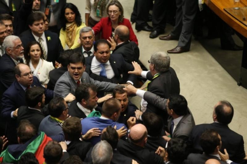 Deputados se agridem em sessão na Câmara