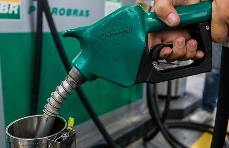 Petrobras anuncia aumento de R$ 0,10 por litro no diesel