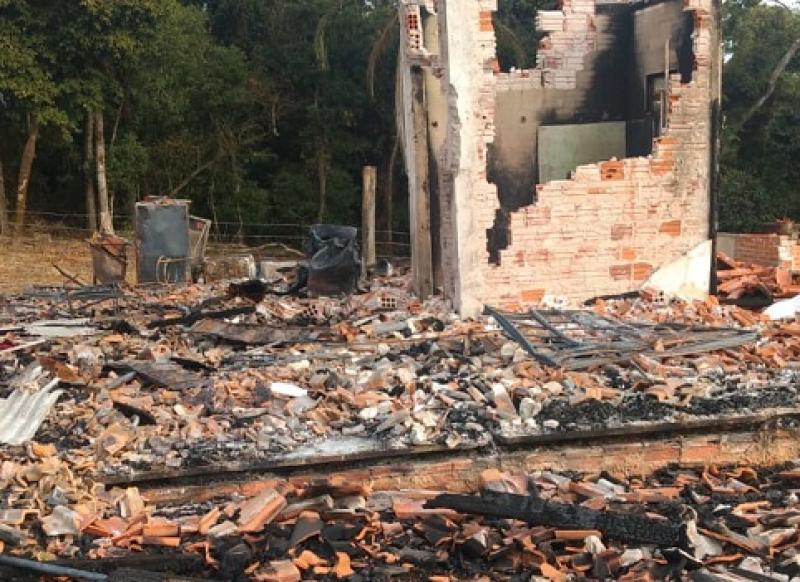 Família precisa de ajuda após perder tudo em incêndio em residência em Joaquim Távora