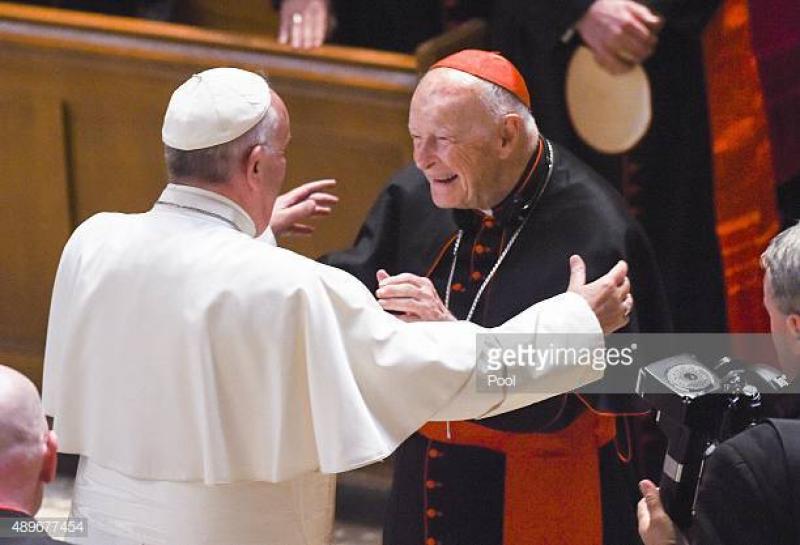 Vaticano expulsa ex-cardeal acusado de abusos sexuais