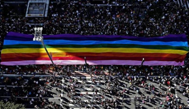 Parada do Orgulho LGBT lota Avenida Paulista e defende Estado laico