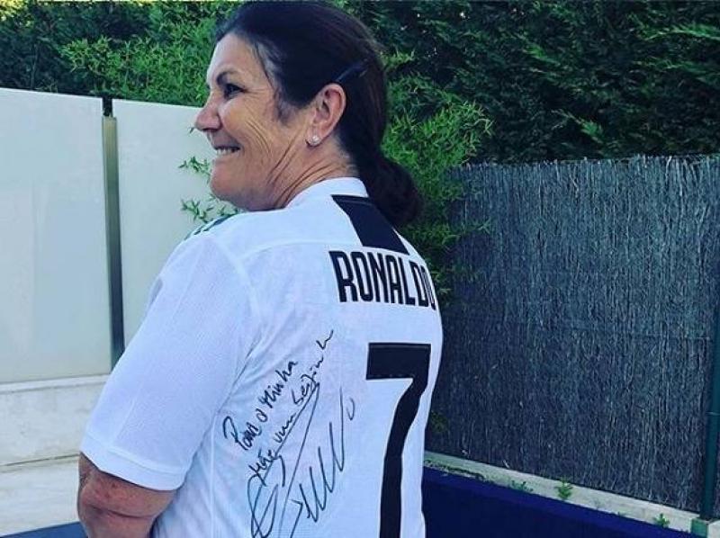 Cristiano Ronaldo dá sua primeira camisa da Juventus para mãe