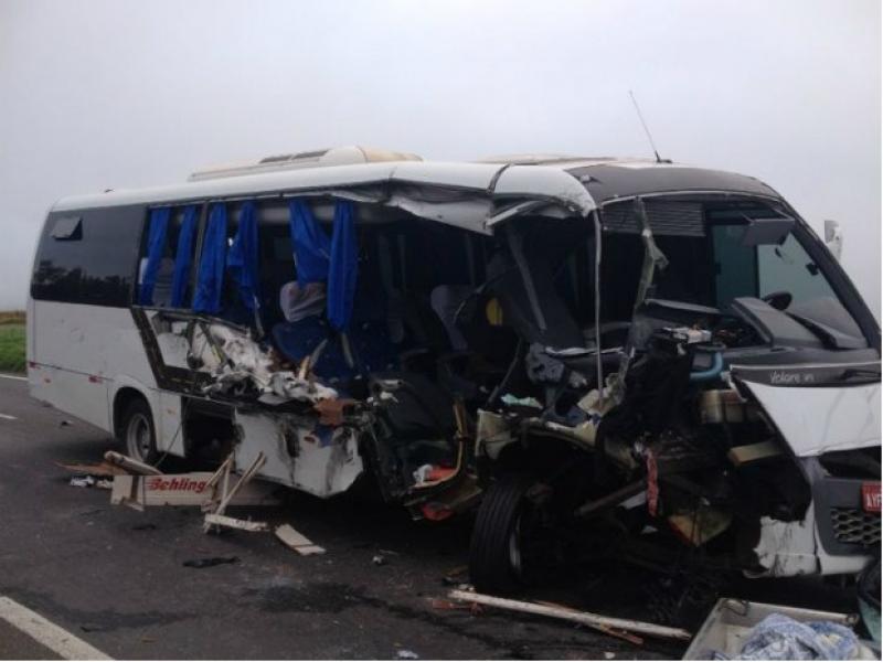 Acidente com micro-ônibus deixa mortos e feridos na BR-376 no PR