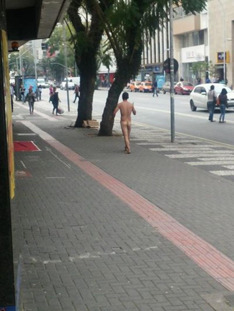 Homem é flagrado caminhando pelado pelo Centro de Curitiba