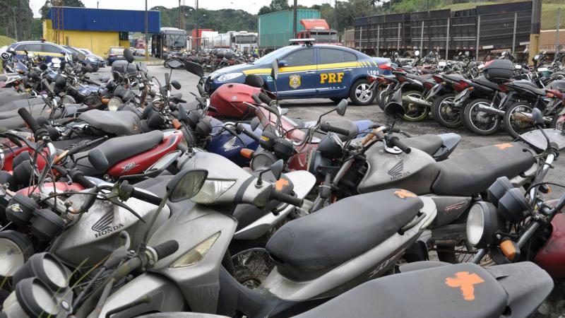 PRF vai leiloar 700 veículos que estão retidos em pátios no norte do Paraná