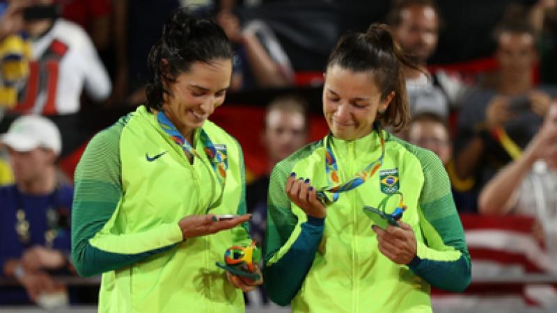 Atleta do TOP- 2016, Ágatha é medalha de prata no vôlei de praia