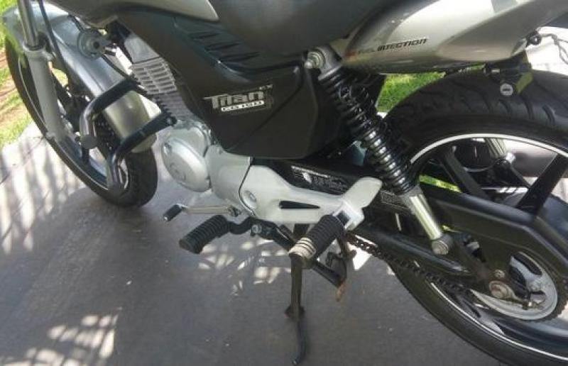 Moradora de Joaquim Távora encontra moto abandonada em seu quintal