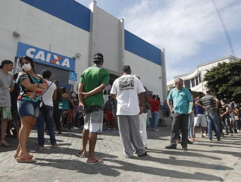 Demanda pelo Auxílio Brasil explode