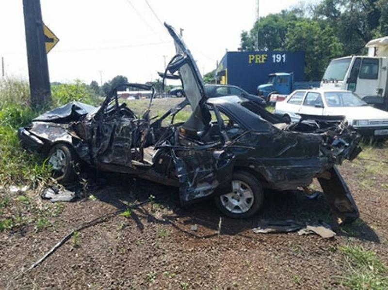 Mãe e filho de 5 anos morrem em grave acidente com carro lotado