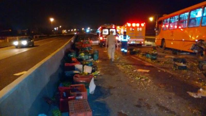 Caminhão cheio de banana bate em ônibus e deixa seis feridos