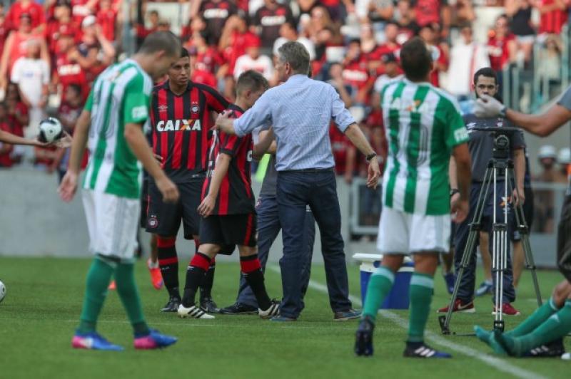 Federação tenta proibir transmissão do Atletiba e jogo é cancelado