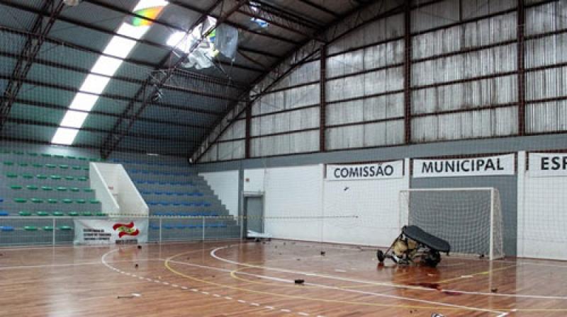 Queda de ultraleve em ginásio deixa dois mortos