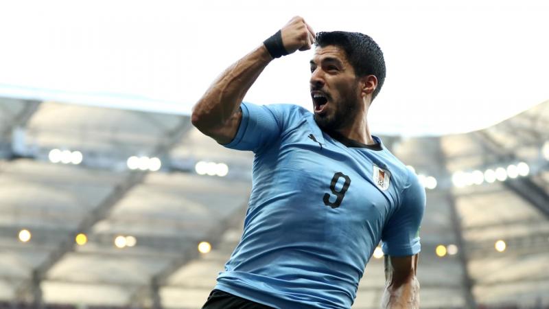 Suárez marca em 100º jogo pela seleção, Uruguai vence Arábia e avança às oitavas
