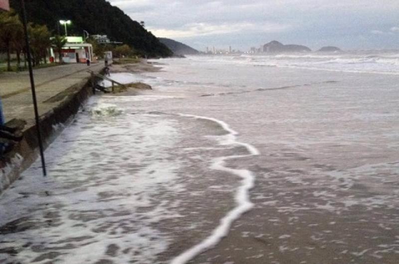 Capitania dos Portos alerta para ondas de até seis metros no litoral
