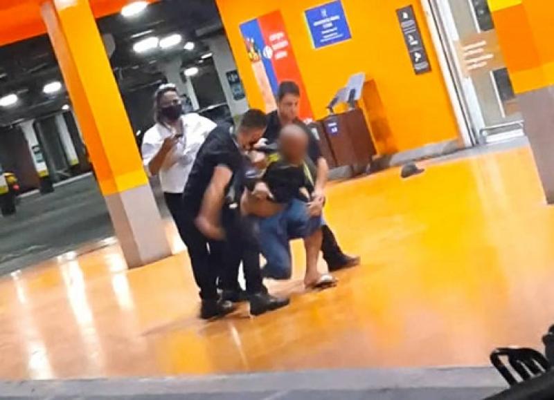 Beto Freitas foi asfixiado por 4 minutos diante de 15 testemunhas em Carrefour do RS