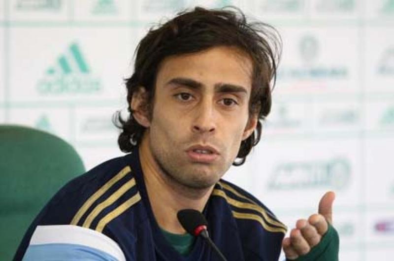 Valdivia coloca Palmeiras na briga pelo título, mas pede reforços