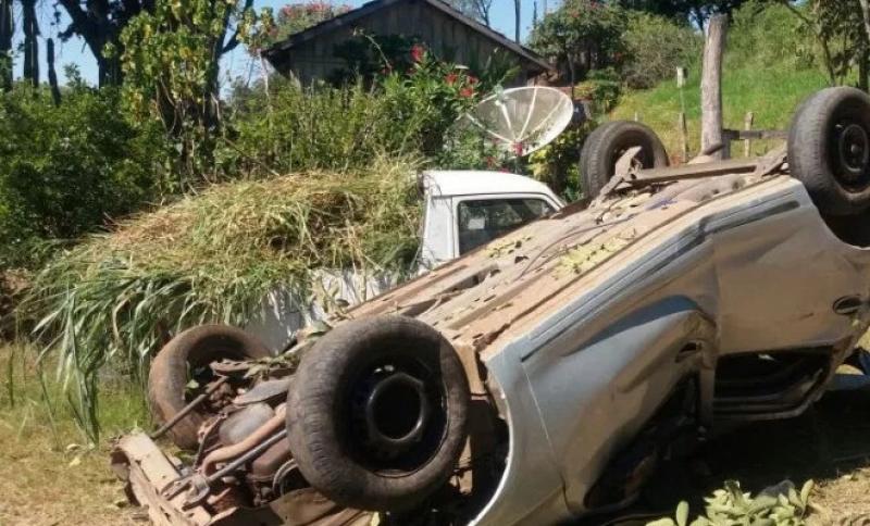 Carro capota e deixa feridos dois jovens tavorenses