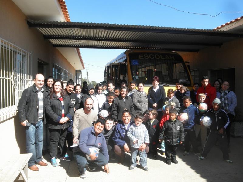 Apae de Quatiguá recebe novo ônibus adaptado do Governo Federal