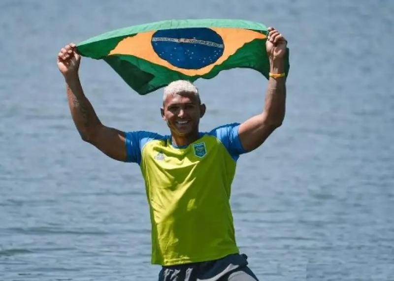 Isaquias e Raquel Kochhan serão os porta-bandeiras do Brasil em Paris