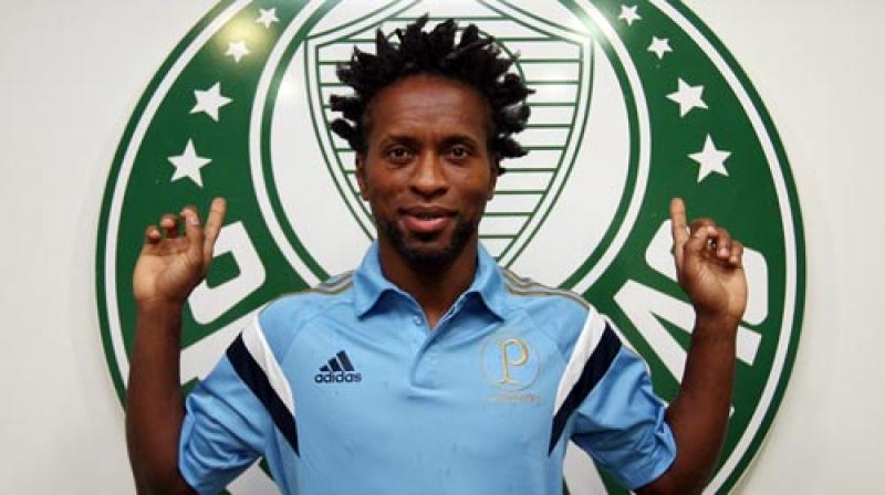 é Roberto assina e vira o primeiro grande reforço do Palmeiras