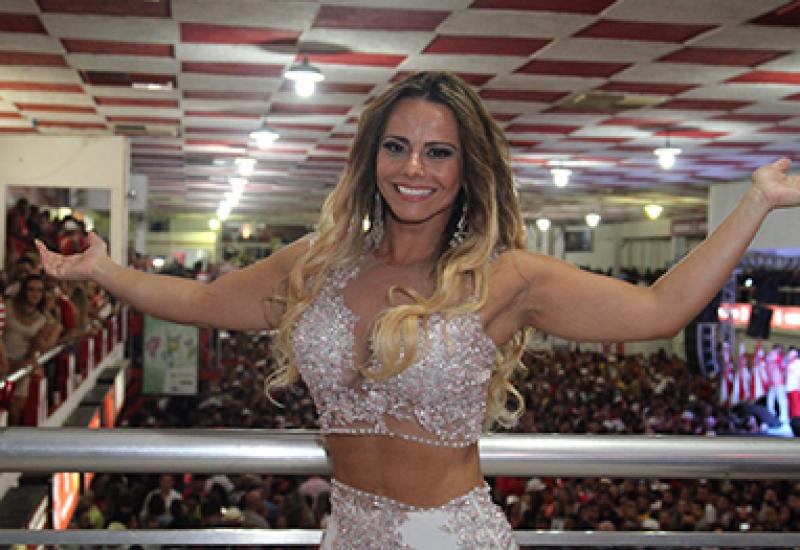 Rainha! Viviane Araújo arrasa na quadra do Salgueiro