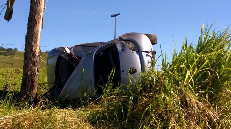 Carro capota na PR 272, próximo a Tomazina e por sorte ocupantes sobrevivem