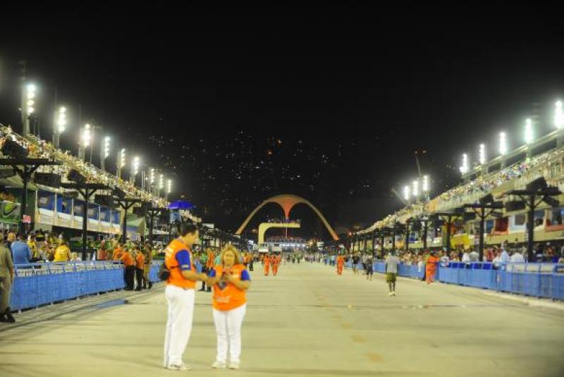 Universo infantil e homenagens marcam primeiro dia no sambódromo do Rio