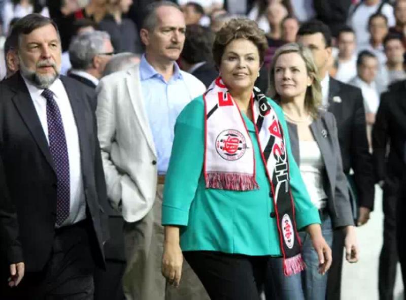 Dilma diz para brasileiros não se envergonharem da Copa