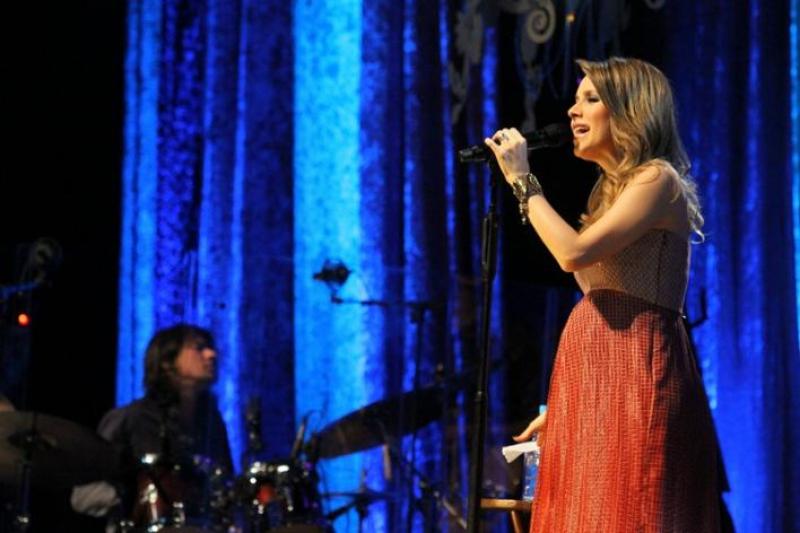 Grávida, Sandy é prestigiada por pais e marido durante show