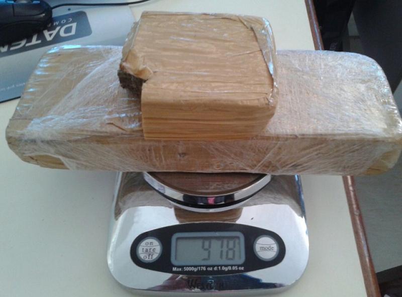 Homom de 54 anos é preso pela PM com quase 1kg de maconha em Cambará