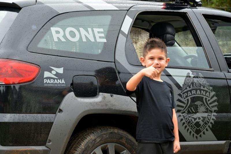 Menino pede foto com policiais da RONE/BOPE de presente de Natal