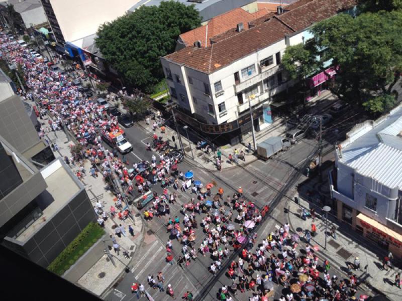 Marcha de servidores estaduais para o Centro de Curitiba nesta manhã