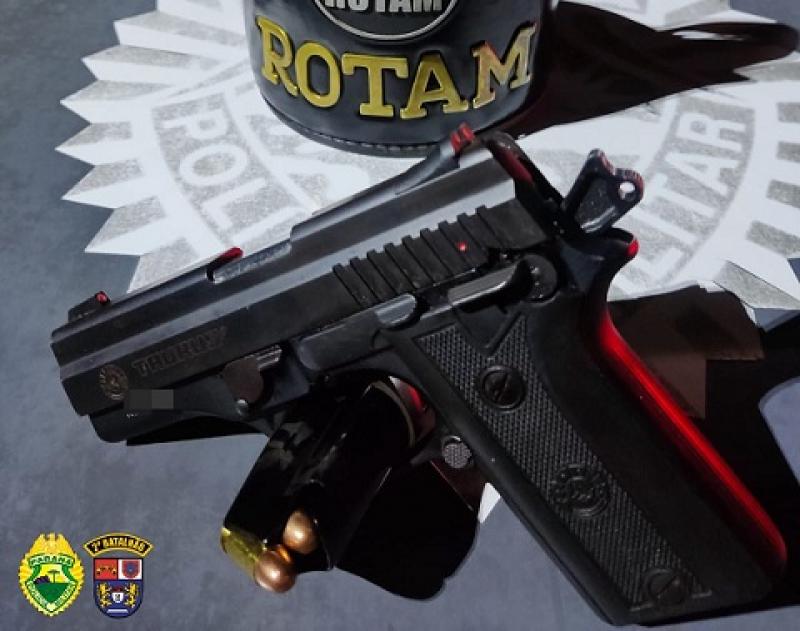 Patrulha noturna em Cambará resulta na apreensão de arma ilegal