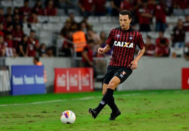 Zagueiro Gustavo elogia novo técnico do Atlético e cobra mudança de postura em campo