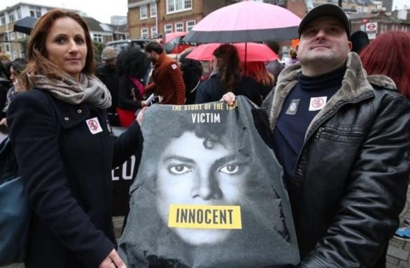 10 anos após a morte de Michael Jackson, os fãs que o defendem de acusações de pedofilia