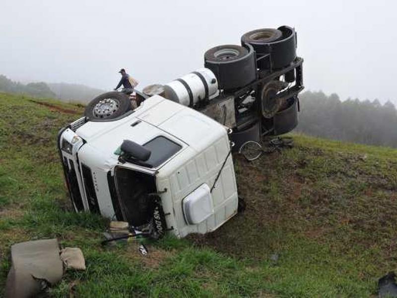 Motorista perdeu o controle do cavalo mecânico na rodovia PR-092 e acertou ciclista, que foi encaminhado ao hospital