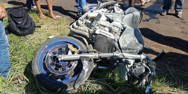 Motociclista fica gravemente ferido em colisão com caminhonete