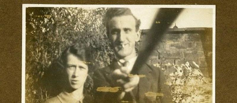 Fotografia de 1926 mostra uso pioneiro de “pau de selfie”