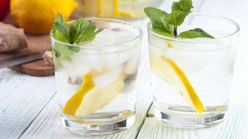 Beber água com rodela de limão pode corroer os dentes, diz estudo