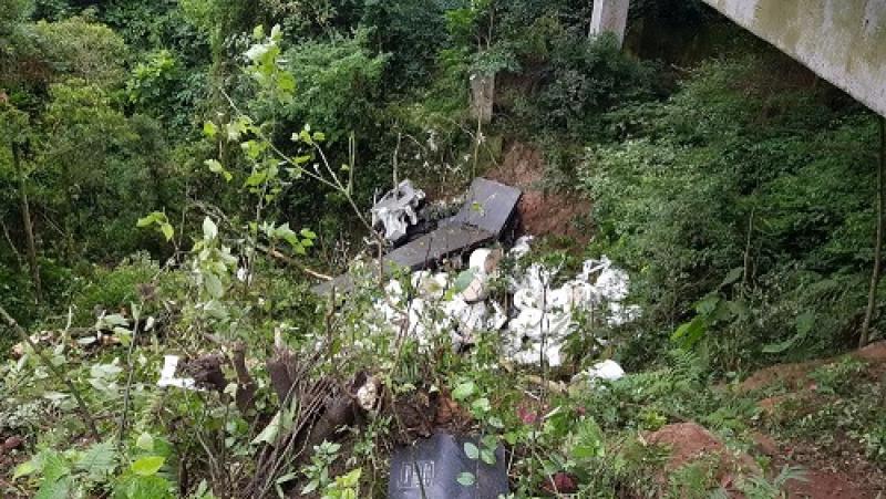 Caminhão cai em ribanceira de 40 m e deixa motorista gravemente ferido